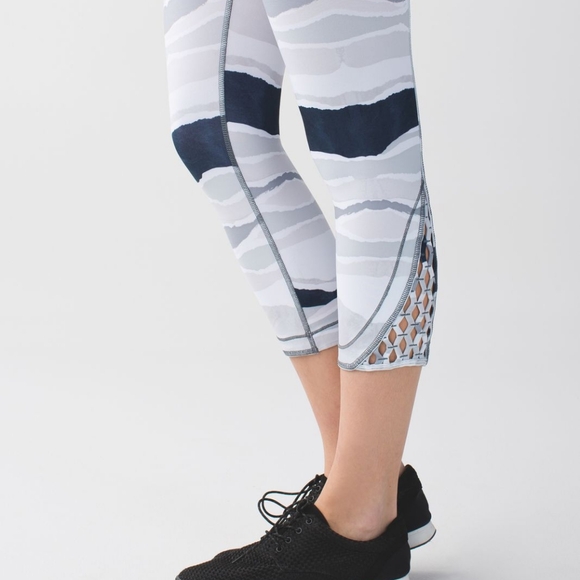 Lululemon True Self Crop Bleacher Stripe White Black - Picture 1 of 11